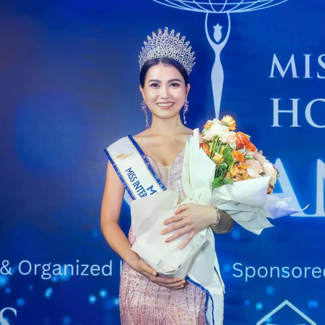 Người đẹp Clarisse Achard đã đăng quang danh hiệu Hoa hậu Quốc tế Hong Kong 2026. Cô trở thành đại diện Hong Kong (Trung Quốc) tham dự Hoa hậu Quốc tế 2026 dự kiến diễn ra vào tháng 11 tại Nhật Bản.