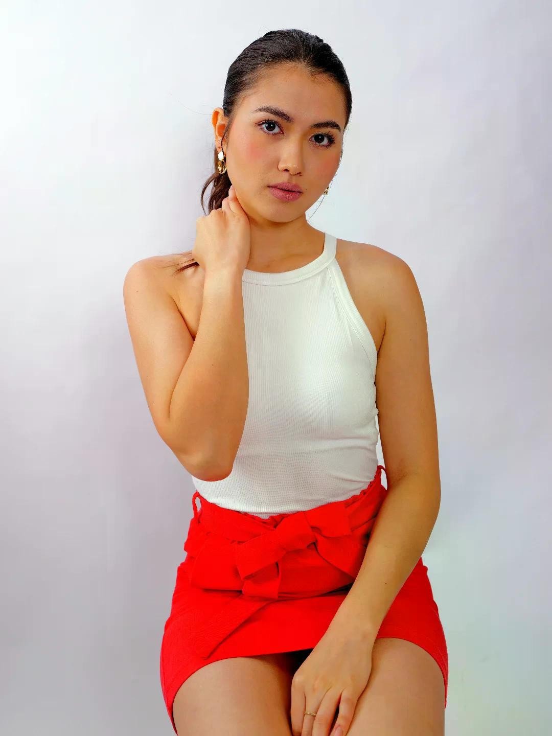 Cô chia sẻ thêm: "Nếu năm ngoái, bạn nói với tôi rằng trở thành nữ hoàng sắc đẹp sẽ là một phần trong câu chuyện của tôi, tôi sẽ không tin. Điều đó cho thấy rằng bạn hãy luôn cởi mở để thử những điều mới. Bạn sẽ không bao giờ biết mình có thể đi xa đến đâu cho đến khi bạn dám thử".