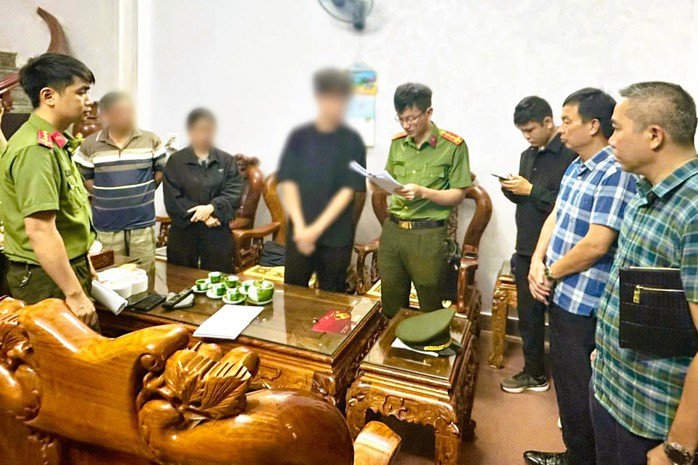 Công an tỉnh Thanh Hóa tiến hành khám xét nhà N.V.X. - là người lập trình mã độc, cầm đầu đường dây xâm nhập, đánh cắp dữ liệu người dùng máy tính toàn cầu. Ảnh: Công an Thanh Hóa