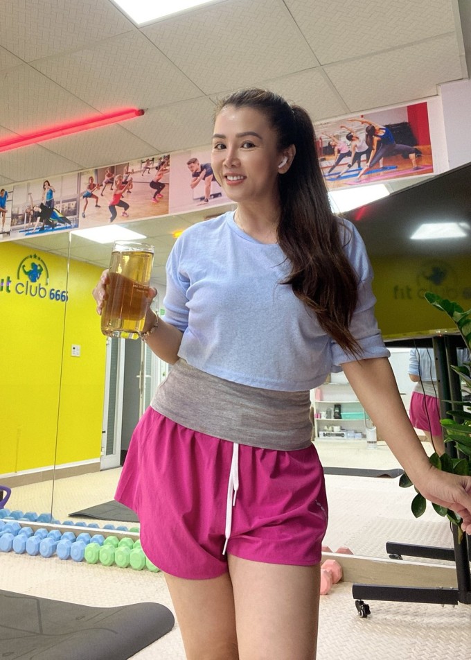 Vóc dáng gọn gàng, gương mặt trẻ trung cùng gu ăn diện năng động giúp chị Hà thường được mọi người nhận xét trẻ hơn so với tuổi thật ngũ tuần.