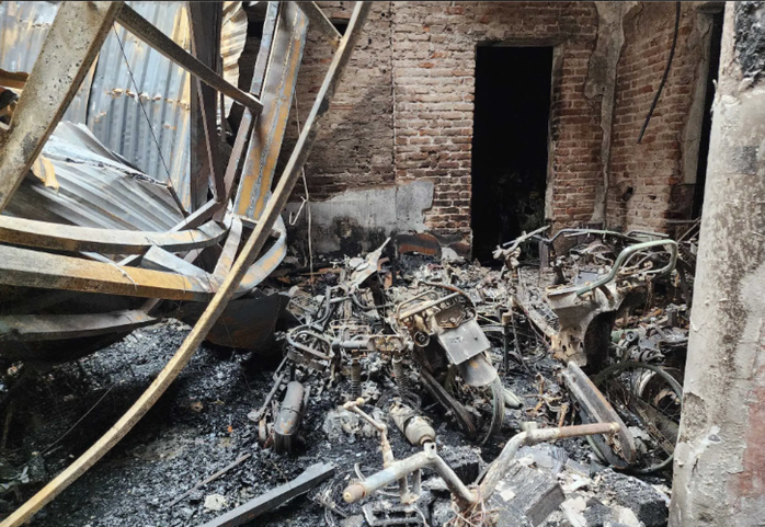 Nhiều xe máy bị thiêu rụi trong vụ cháy. Ảnh: Huy Thanh