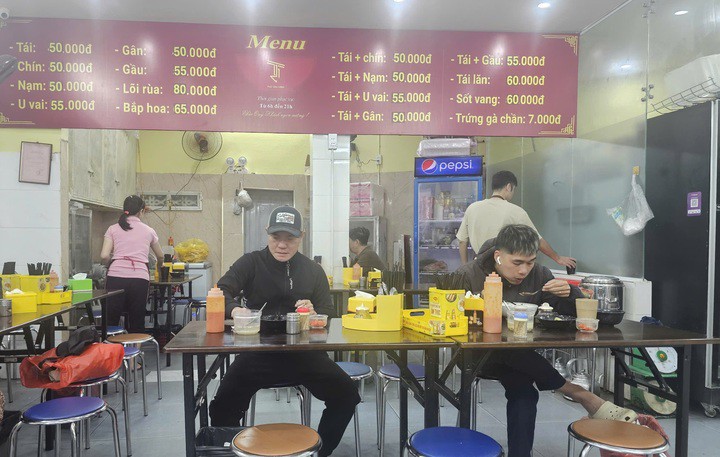 Nhiều chủ quán bún, phở đang cố xoay xở để giá bán không quá cao mà vẫn không phải chịu thua lỗ.