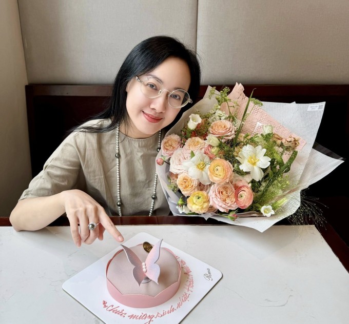 Ảnh sao 25/3: Tóc Tiên khoe vẻ gợi cảm với đầm búp bê - 10