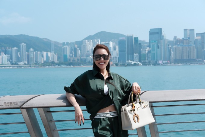 Ảnh sao 25/3: Tóc Tiên khoe vẻ gợi cảm với đầm búp bê - 8