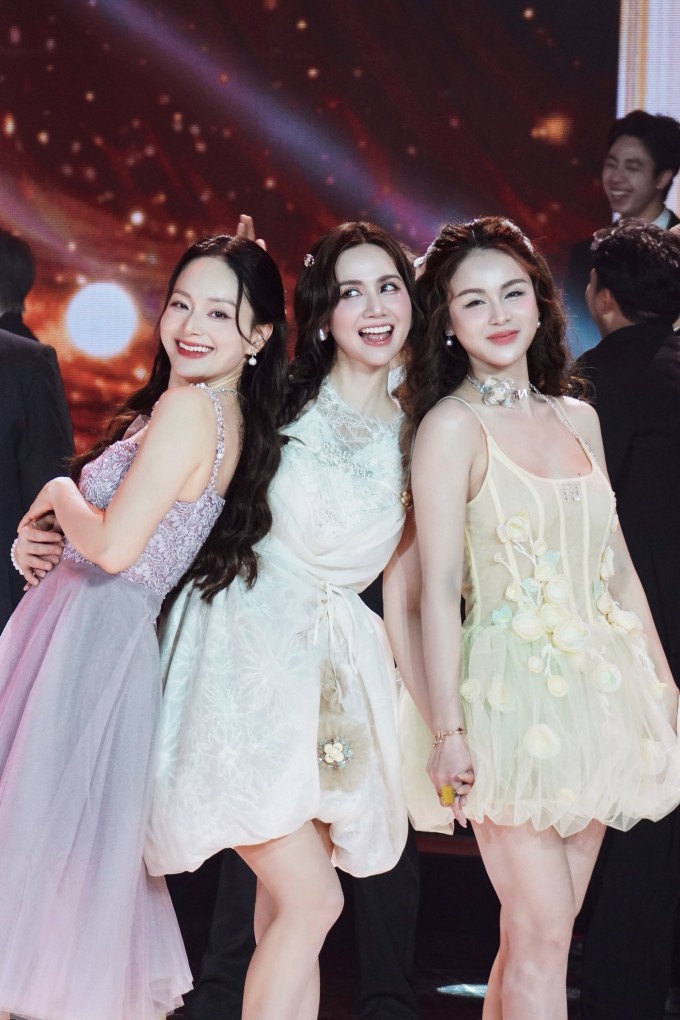 Ảnh sao 25/3: Tóc Tiên khoe vẻ gợi cảm với đầm búp bê - 4