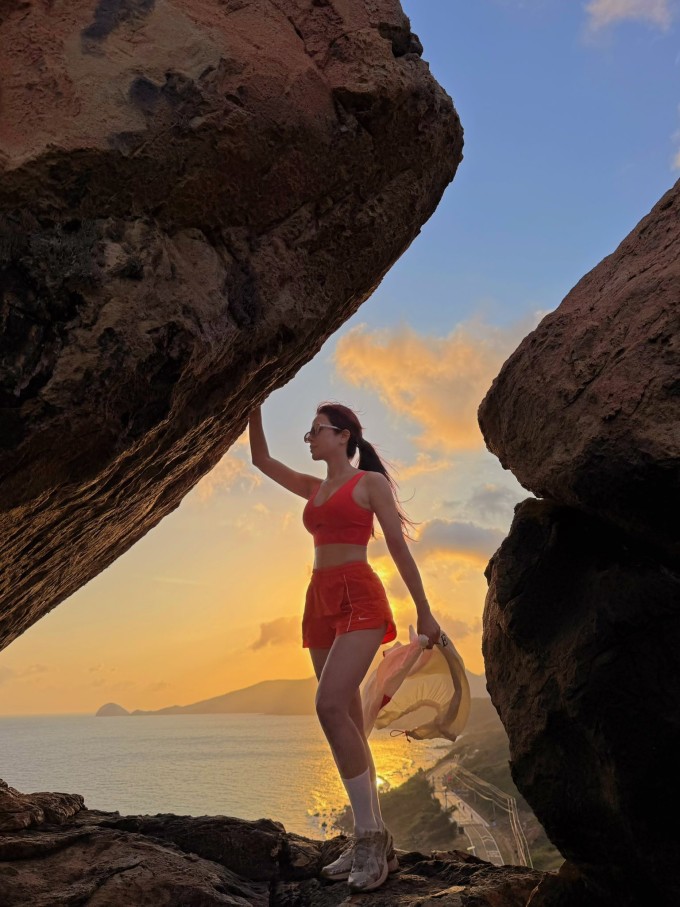 Ảnh sao 25/3: Tóc Tiên khoe vẻ gợi cảm với đầm búp bê - 3