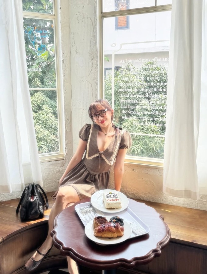 Ảnh sao 25/3: Tóc Tiên khoe vẻ gợi cảm với đầm búp bê - 1