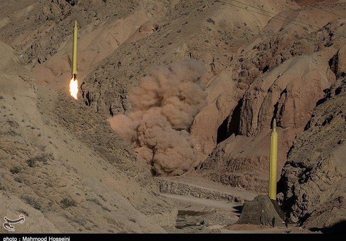 Iran phóng loạt tên lửa "siêu khủng", đe dọa đưa quân chủ lực tham chiến - 1