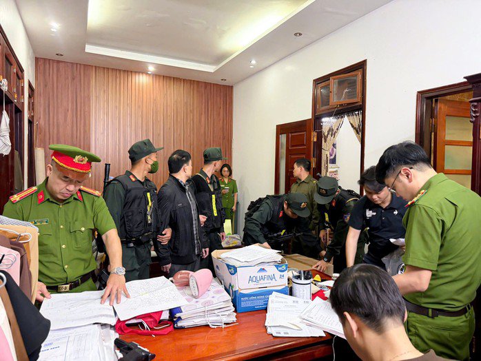 Cơ quan công an khám xét một địa điểm trong chuyên án. Ảnh: Công an cung cấp