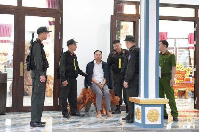 Cơ quan công an bắt giữ một đối tượng liên quan. Ảnh: Công an cung cấp
