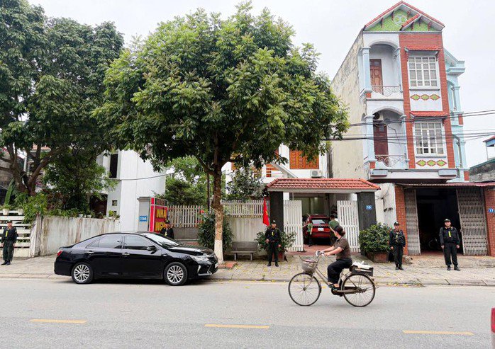 Cơ quan công an khám xét một địa điểm trong chuyên án. Ảnh: Công an cung cấp