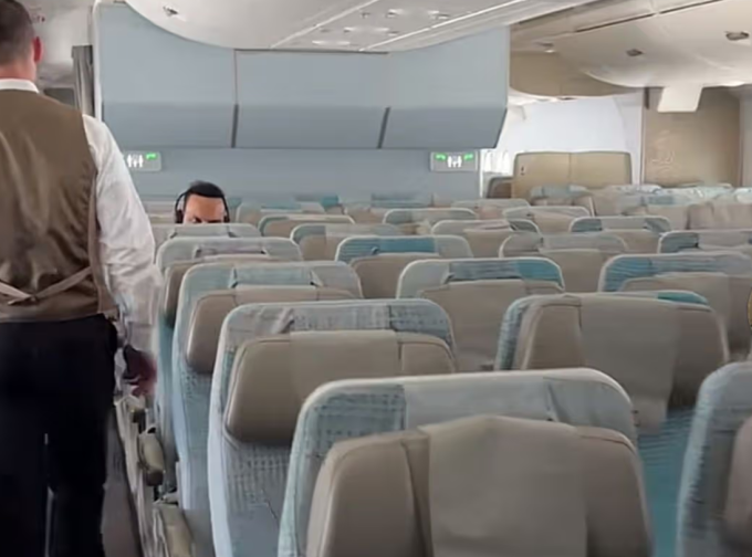 Khoang máy bay vắng khách của Emirates đến Trung Đông. Ảnh cắt từ video TikTok/@Alishbas