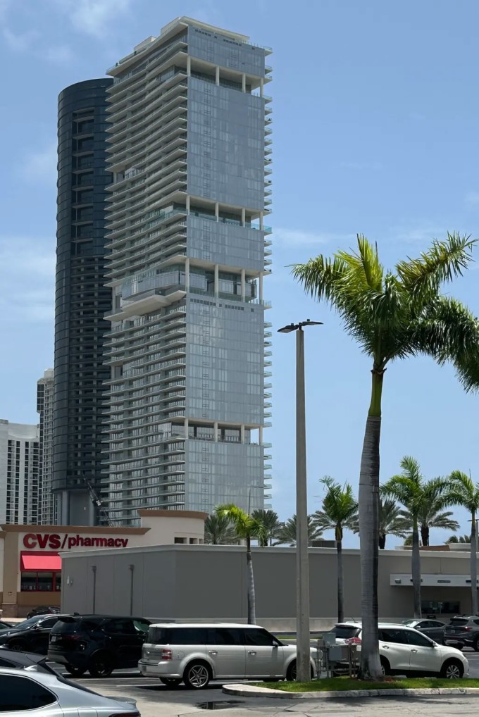 Leonid Radvinsky sống trong căn hộ cao cấp giá 19 triệu USD ở ven biển Miami trước khi qua đời. Ảnh: Paul Martinka