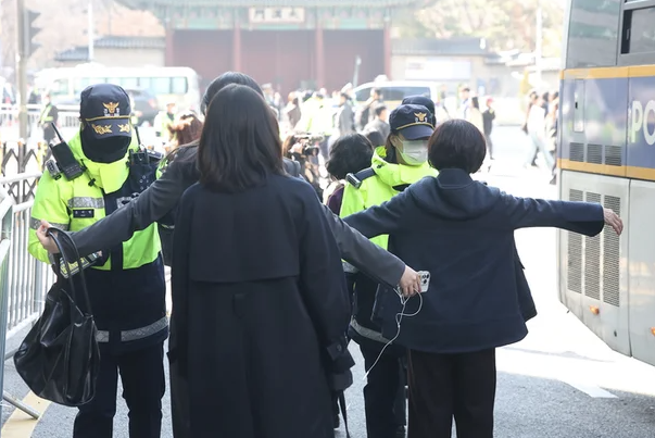 Người Seoul nổi giận vì bị khám xét khi vào khu vực quanh nơi tổ chức hòa nhạc.