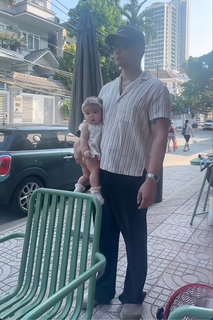 Huy Trần bế con gái xuống phố mới đây.