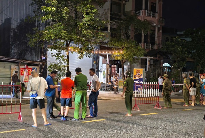 Lực lượng chức năng điều tra vụ án mạng (Ảnh: Facebook)