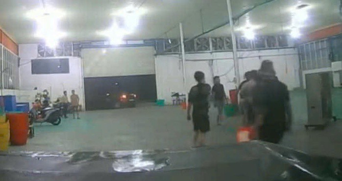 Công an điều tra vụ 3 chiếc xe bán tải rượt đuổi đánh nhóm thương lái mua sầu riêng. Ảnh cắt từ clip