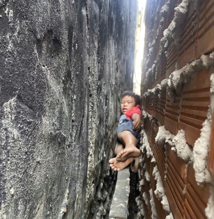 Lực lượng PCCC&amp;CNCH tiếp cận, trấn an bé trai mắc kẹt.