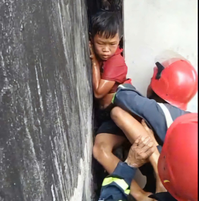 Bé trai được giải cứu an toàn sau hơn 20 phút nỗ lực.