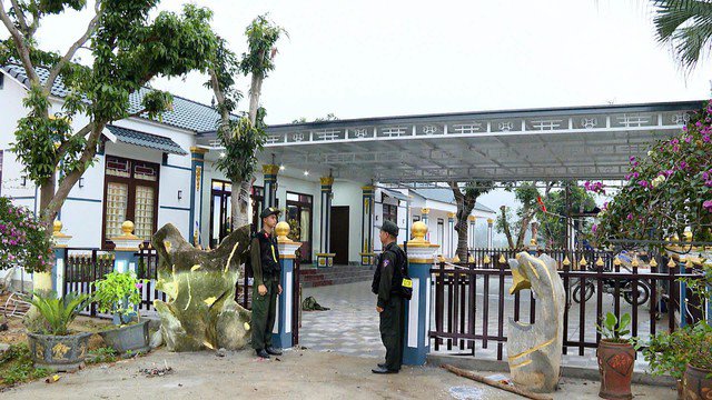 Lực lượng công an phong tỏa một địa điểm khám xét. Ảnh: Công an cung cấp