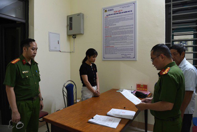 Cơ quan công an đọc lệnh khám xét, bắt giữ một đối tượng. Ảnh: Công an cung cấp