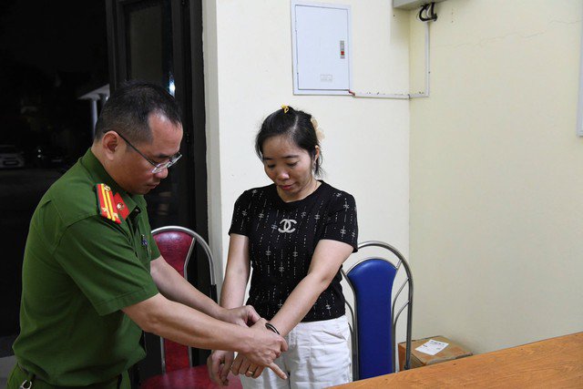 Công an bắt giữ một đối tượng trong vụ án. Ảnh: Công an cung cấp