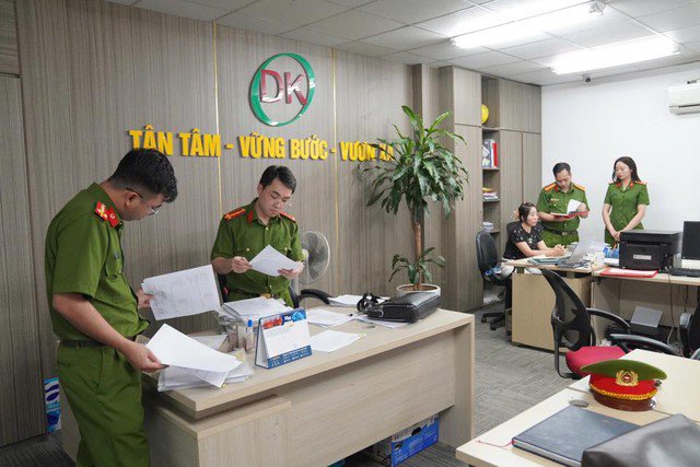 Cơ quan công an tiến hành khám xét một địa điểm. Ảnh: Công an cung cấp