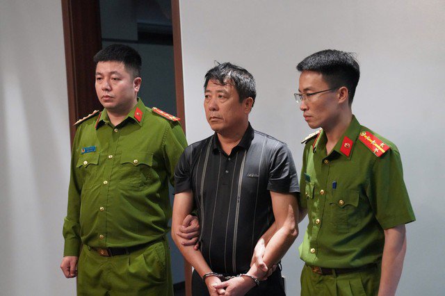 Cơ quan công an bắt giữ một đối tượng trong đường dây. Ảnh: Công an cung cấp