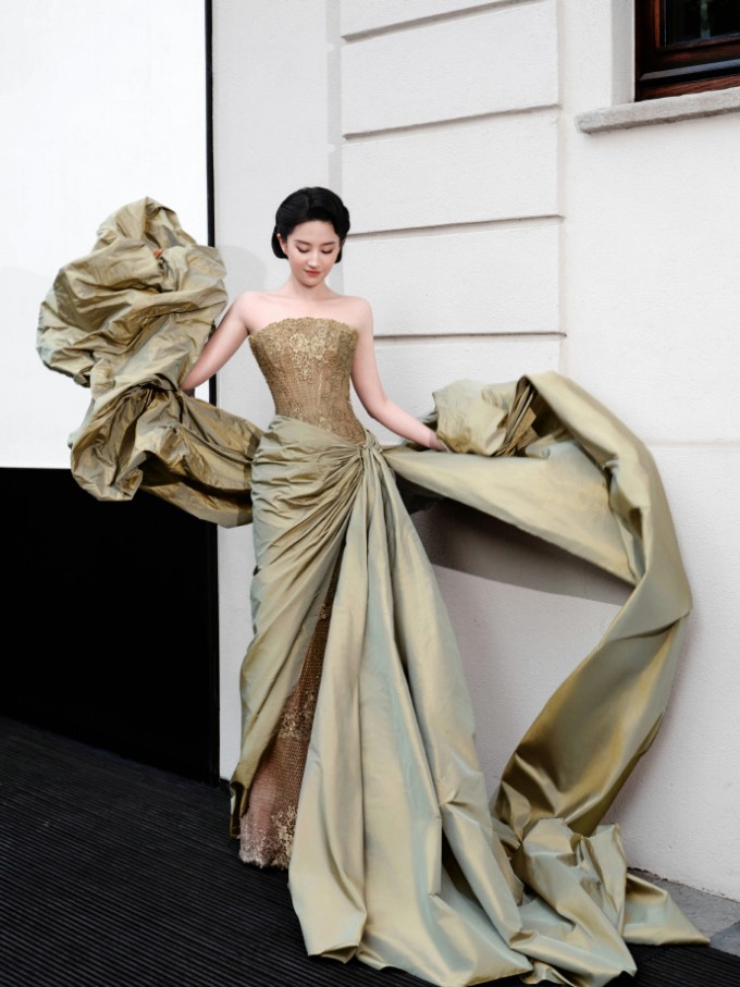 Phong cách cung đình cổ điển kết hợp với khí chất nữ hoàng của Lưu Diệc Phi giúp cô gây sốt trên mạng và được nhiều người dành tặng danh hiệu 'Nữ hoàng Bulgari'.