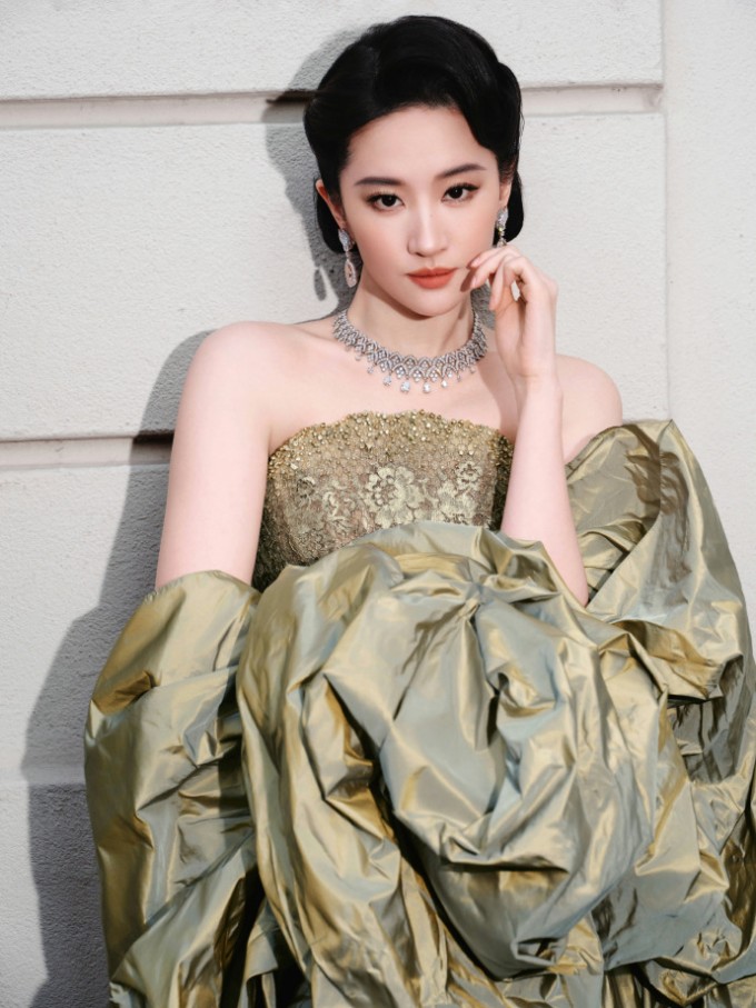 Trên trang cá nhân, Lưu Diệc Phi chia sẻ một số bức ảnh từ sự kiện. Dưới bài đăng, tài khoản Instagram chính thức của nhãn hàng đã bình luận khen sắc vóc diễn viên: 'Đầy mê hoặc'.