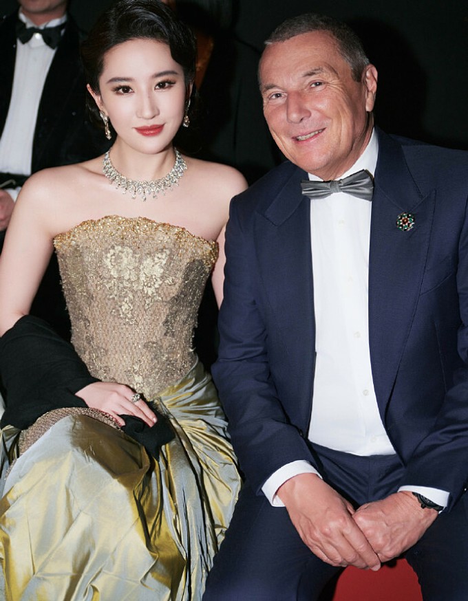 Nữ diễn viên chụp chung với CEO của Bulgari, ông Jean Christophe Babin.