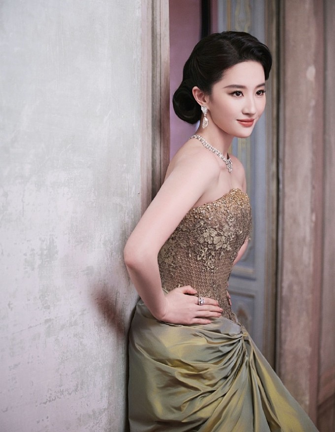 Lưu Diệc Phi sinh năm 1987 tại Vũ Hán, Trung Quốc. Năm 15 tuổi, khi về nước sau 5 năm định cư Mỹ, cô được đặc cách vào Học viện Điện ảnh Bắc Kinh, trở thành sinh viên nhỏ tuổi nhất của khoa Biểu diễn khóa 2002. Người đẹp ghi dấu ấn qua nhiều vai diễn trong 'Thiên long bát bộ', 'Thần điêu đại hiệp', 'Hoa Mộc Lan', 'Đi về nơi có gió', gần đây là 'Câu chuyện Hoa Hồng'...