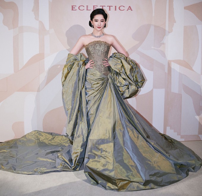 Lưu Diệc Phi xuất hiện tại một sự kiện thời trang trong chiếc váy dạ hội cao cấp Miss Sohee Xuân/Hè 2026. Thiết kế cúp ngực kết hợp chất liệu ren tinh tế và những lớp chân váy xếp ly 'bồng bềnh như sóng biển' thể hiện rõ kỹ thuật may đo cao cấp. Kiểu tóc búi cổ điển và trang sức hàng hiệu giúp ngôi sao tỏa sáng.