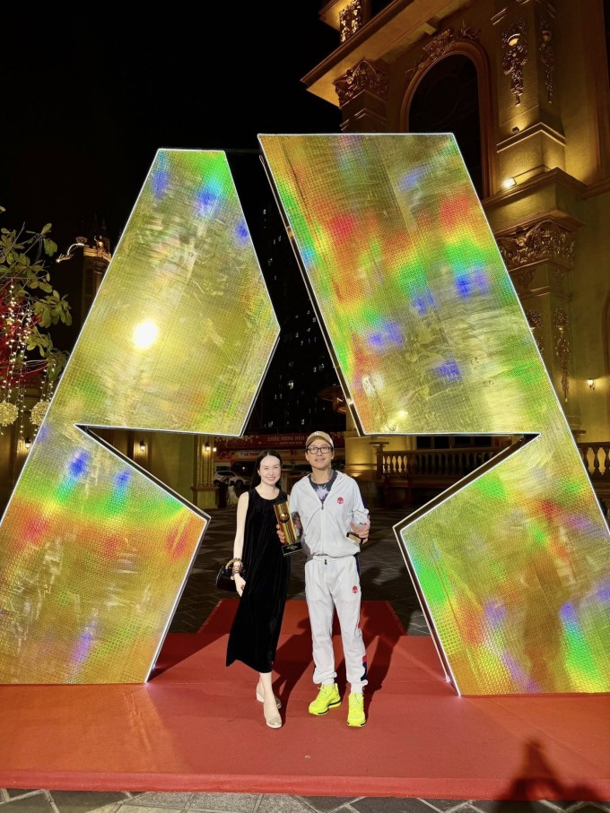 Vợ chồng Tuấn Hưng - Hương Baby sau sự kiện trao giải, hôm 23/3.