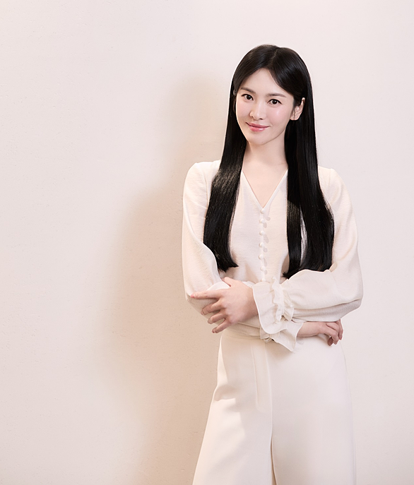 Theo MK, Song Hye Kyo dự buổi giới thiệu một dòng sản phẩm cao cấp tại trung tâm thương mại Shinsegae. Cô xuất hiện với diện mạo nữ tính với tóc dài, trang phục tươi sáng, kín đáo. Các bình luận trên mạng xã hội Hàn bùng nổ lời khen sắc vóc diễn viên: 'Cô ấy đúng là nàng thơ', 'Xinh đẹp', 'Trẻ trung quá'...