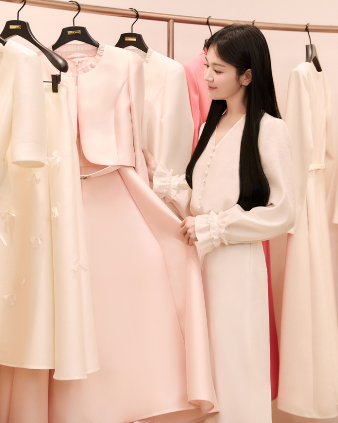 Song Hye Kyo vốn được yêu thích bởi đời sống kín đáo, không scandal, hình ảnh nền nã. Phong cách này giúp cô củng cố giá trị thương mại của mình.