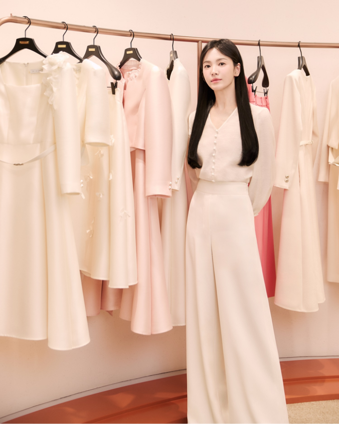 Song Hye Kyo hiện là đại diện của nhiều nhãn hàng thời trang, mỹ phẩm tên tuổi tầm cỡ quốc tế như Guerlain, Chaumet, Fendi, Sulwhasoo...