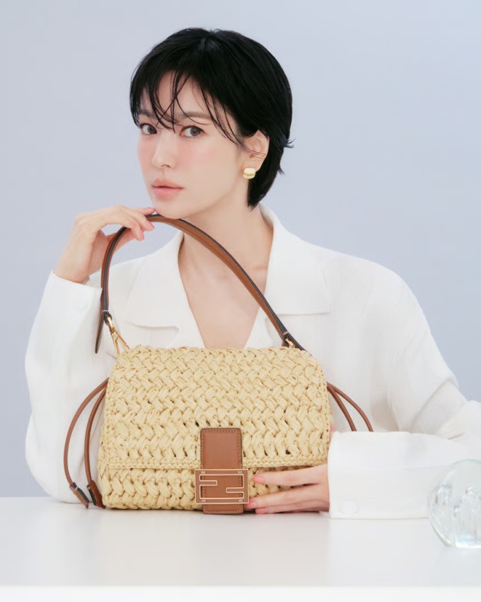 Bên cạnh diện mạo 'nàng thơ', Song Hye Kyo cũng gây ấn tượng đẹp khi xuất hiện trong một quảng cáo mới đây với tóc ngắn cá tính.