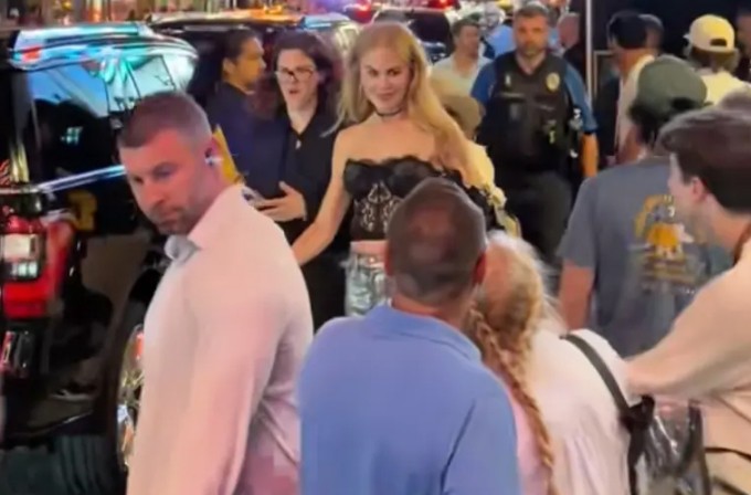 Nicole Kidman mặc corset ren, đeo choker phong cách Y2K đi dự tiệc.