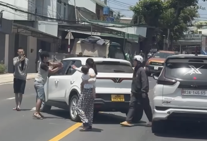 Hình ảnh chiếc xe taxi bị đập phá giữa đường Trần Phú. Ảnh cắt từ clip.