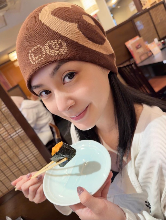 Chung Hân Đồng tự đặt quy tắc chỉ ăn no 70-80% để hạn chế dư thừa calo, tích tụ thành mỡ thừa.