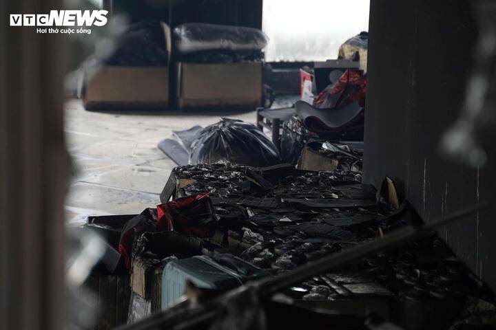Cửa kính bị sức nóng làm vỡ vụn, nhiều đồ đạc trong nhà bị thiêu rụi.