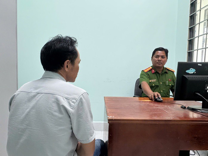 Công an xã Ngũ Hiệp làm việc một trong các đối tượng liên quan.