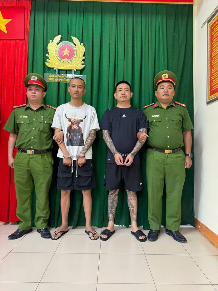 Công an TPHCM bắt 2 người đi ô tô có hành vi côn đồ