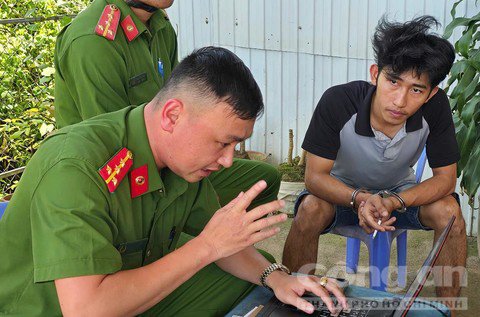 Cơ quan chức năng làm việc với đối tượng (áo xám)