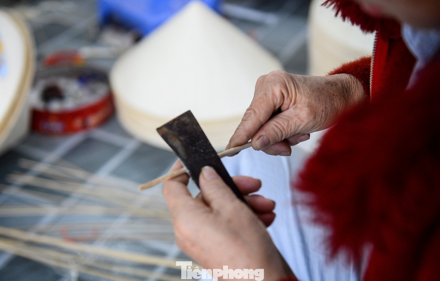 "Mỗi công đoạn đều có vai trò riêng, thiếu một bước là không thành sản phẩm. Trong đó phải kể đến công đoạn làm vành. Vành nón phải được vót từ tre, chuốt mỏng, uốn tròn bằng tay, tạo thành những vòng khung chắc chắn", bà Ngô Thị Toan (thôn Đông Hòa, xã Trường Văn) cho hay.