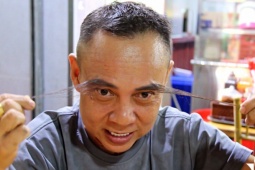 Người đàn ông có cặp lông mày dài 23cm, khách đùa 'như bước ra từ phim võ hiệp'