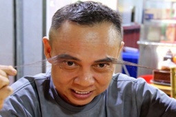 Người đàn ông có cặp lông mày dài 23cm, khách đùa 'như bước ra từ phim võ hiệp'