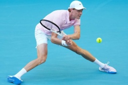 Sinner san bằng kỷ lục Federer - Alcaraz, ngày càng "đáng sợ" ở Miami Open