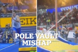 "Quýt làm cam chịu" ở giải điền kinh thế giới: Chạy về bét vì sào rơi trúng đầu